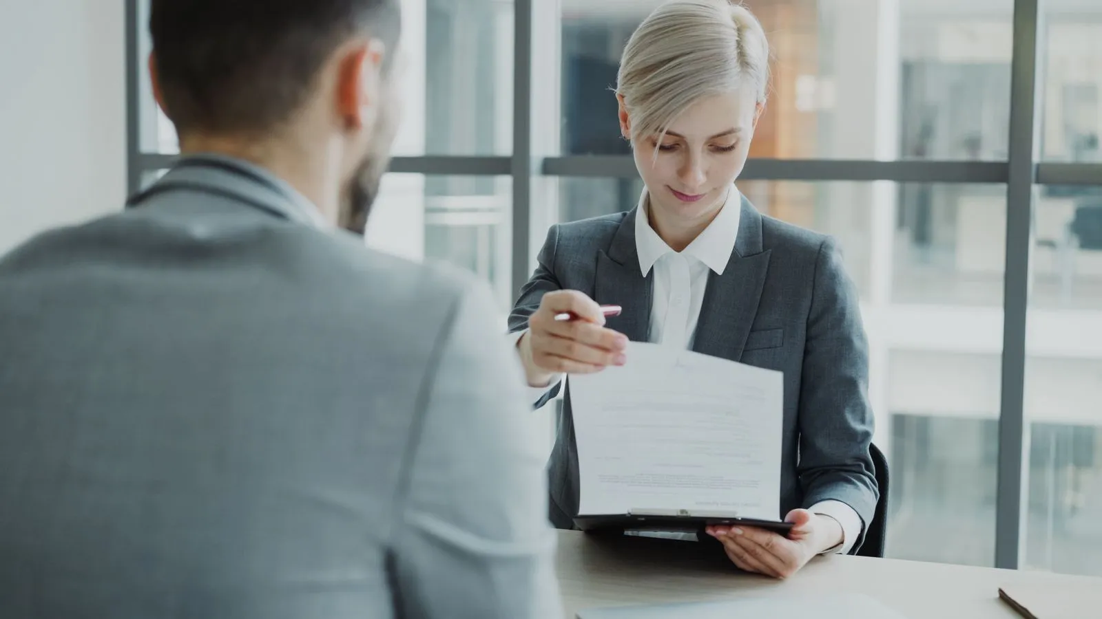 Rencontre avec une agence de gestion locative pour comparer ses services
