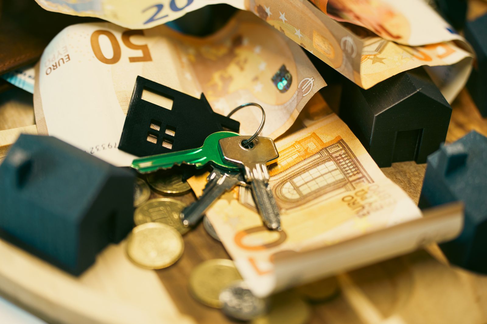 Propriétaire signant des documents fiscaux devant un appartement mis en vente, ambiance studieuse